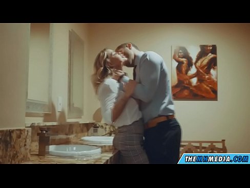 ❤️ عندما تغريك شقراء مفلس في مرحاض عام الإباحية الروسية